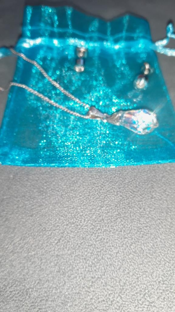 Set van zilveren oorbellen, ketting en hanger met steen, Nieuw, Ophalen of Verzenden, Met edelsteen, Zilver