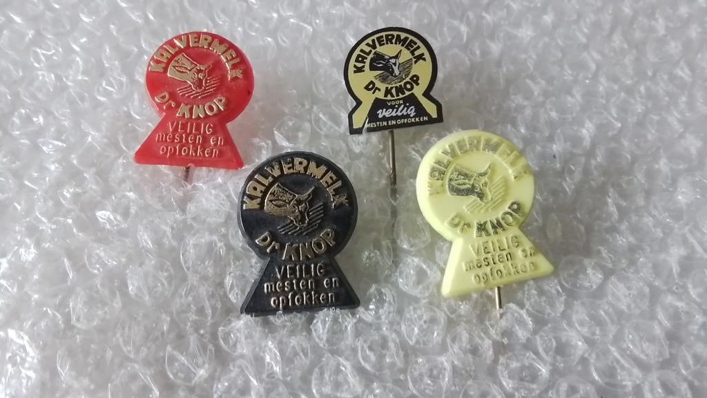 4 verschillende speldjes kalvermelk de knop, Ophalen of Verzenden, Zo goed als nieuw, Overige onderwerpen