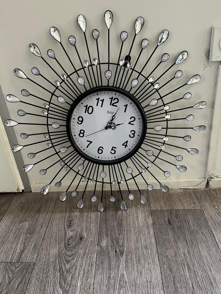 Moderne Wandklok met Kristallen Decoratie, Huis en Inrichting, Woonaccessoires | Klokken, Ophalen of Verzenden, Zo goed als nieuw