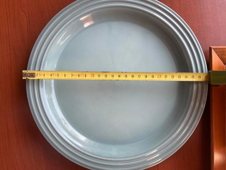 Dinerbord LE CREUSET sea salt, Huis en Inrichting, Keuken | Servies, Gebruikt, Bord(en), Overige stijlen, Ophalen of Verzenden