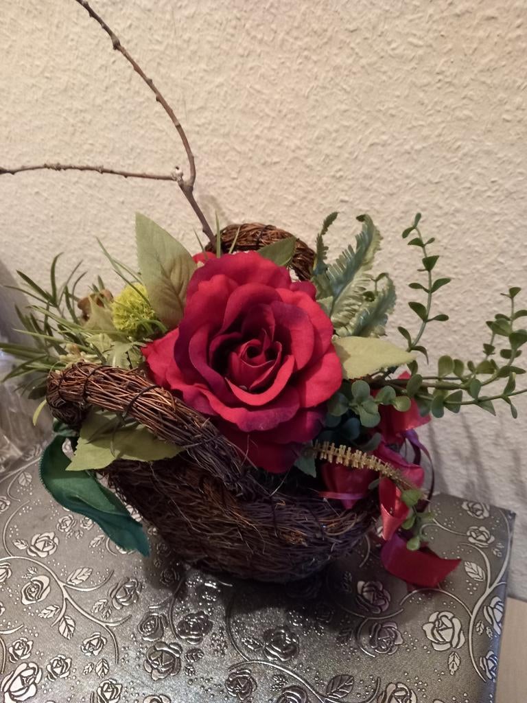 Rieten tasje met bloemen, Ophalen