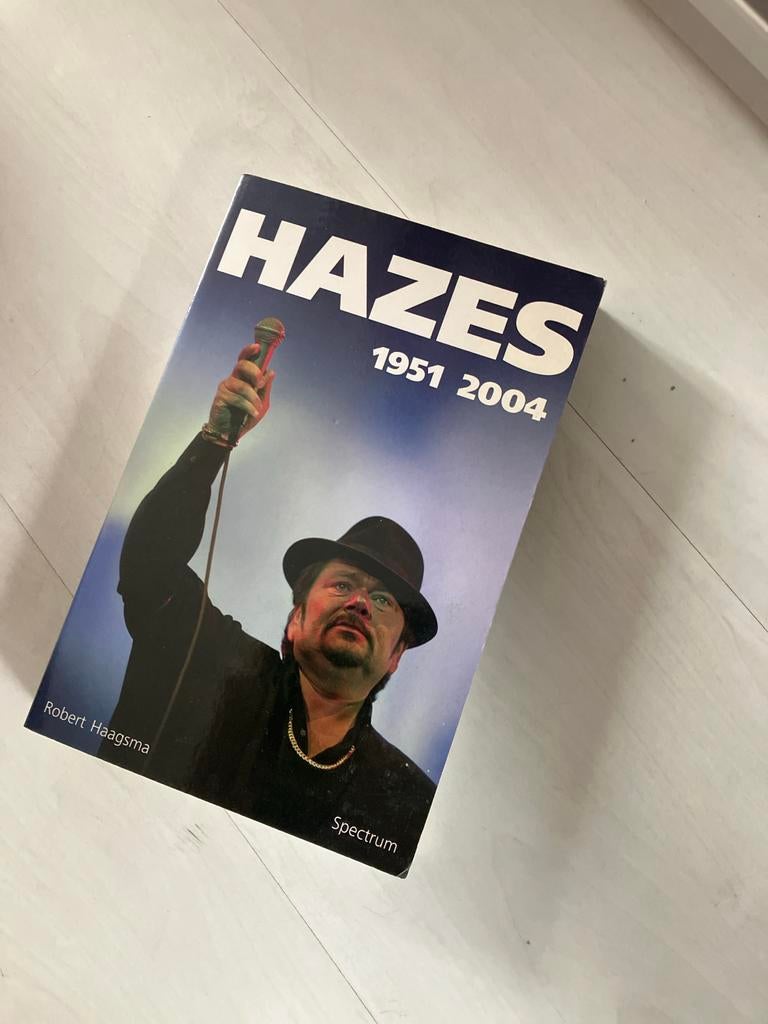 Hazes 1951-2004 - Biografie door Robert Haagsma, Ophalen of Verzenden, Gelezen, Artiest
