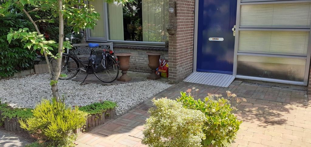 Tuinman/Tuinvrouw gezocht – voortuin onkruidvrij maken, Ophalen