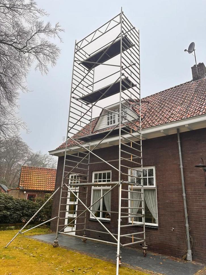 Aluminium rolsteiger van Layher, Doe-het-zelf en Verbouw, Steigers, Gebruikt, Rolsteiger of Kamersteiger, 5 meter of hoger, Ophalen of Verzenden