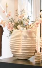 Gezocht: YAYA Home Vaas - Stijlvol en Uniek!, Huis en Inrichting, Wit, Aardewerk of Porselein, Ophalen of Verzenden, Zo goed als nieuw