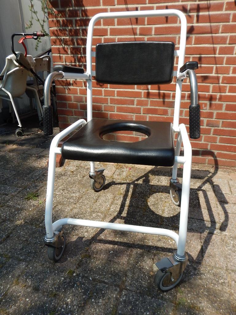 toilet-douche rolstoelen, meerdere!, Diversen, Verpleegmiddelen, Ophalen, Zo goed als nieuw