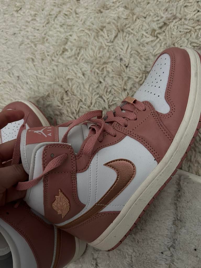 Mooie nike jordens maat 40 zalm&rosegold, Ophalen of Verzenden, Nieuw, Roze, Sneakers of Gympen