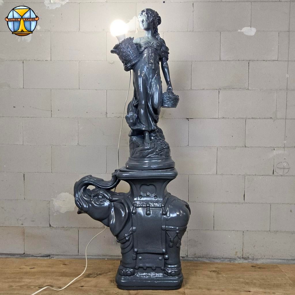 Vintage sculptuur lamp vrouw op olifant / foute vloerlamp, Kunststof, Gebruikt, ., 100 tot 150 cm