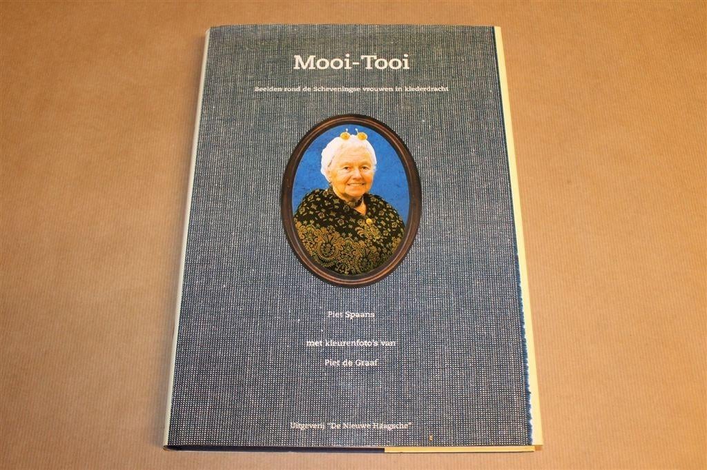 Mooi-tooi — Prachtboek over de Scheveningse Klederdracht, Boeken, Ophalen of Verzenden, Zo goed als nieuw