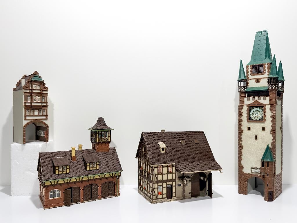 Faller en Vollmer: set van stadspoort + vakwerkhuizen *H0*, Hobby en Vrije tijd, Modeltreinen | H0, Gebruikt, Gelijkstroom of Wisselstroom