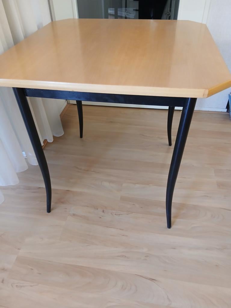 Houten tafel met zwarte poten, Huis en Inrichting, Tafels | Eettafels, Overige houtsoorten, Gebruikt, 50 tot 100 cm, Vierkant