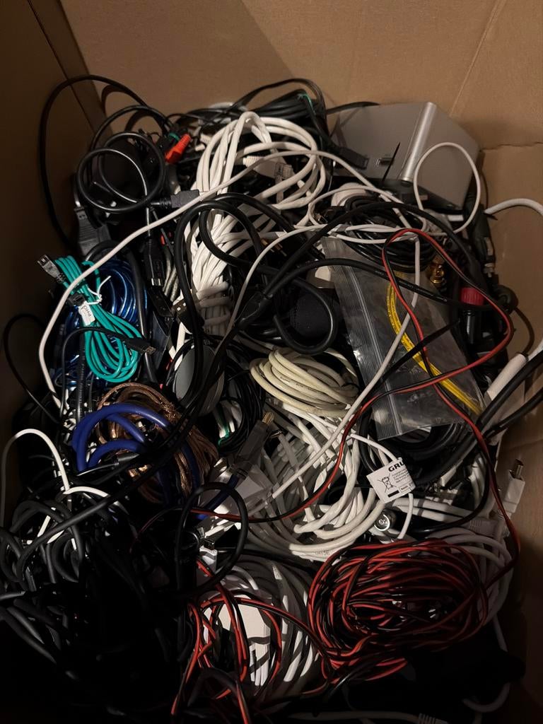 Grote doos met diverse kabels en adapters, Audio, Tv en Foto, Audiokabels en Televisiekabels, Ophalen of Verzenden, Gebruikt, 10 meter of meer