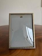 Vintage fotolijstje met metalen rand en bol glas 10*15., Ophalen of Verzenden