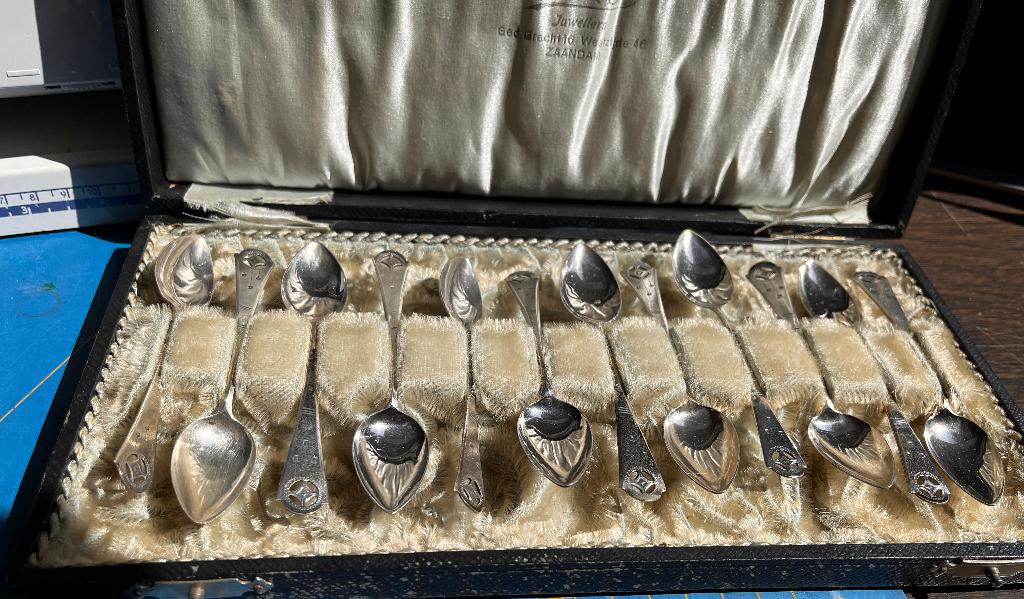 Doos met 12 antieke zilveren theelepeltjes, Ophalen