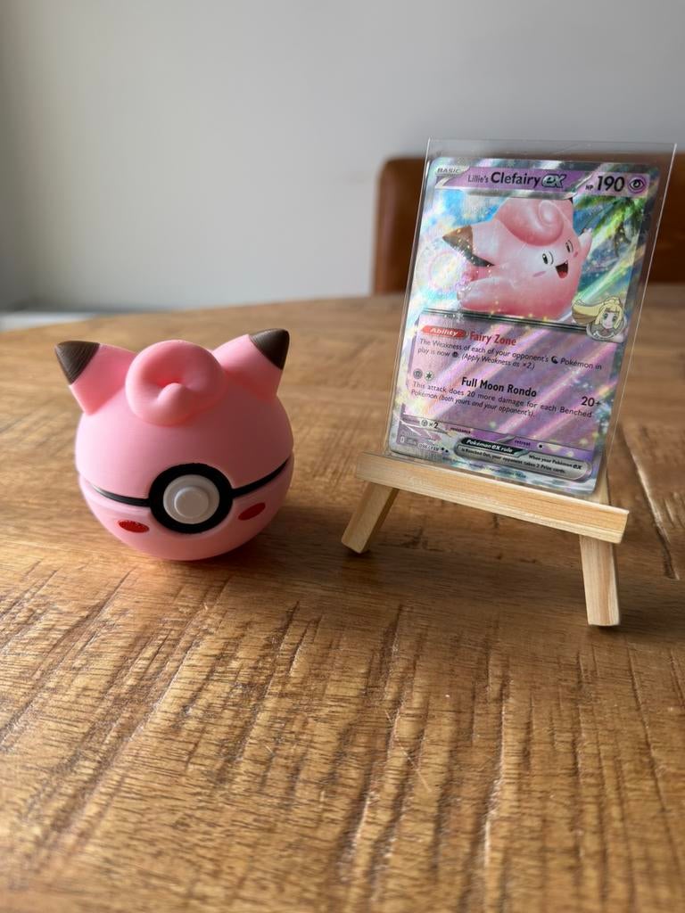 Clefairy pokemon kaart + kaart standaard + pokeball, Hobby en Vrije tijd, Verzamelkaartspellen | Pokémon, Ophalen of Verzenden