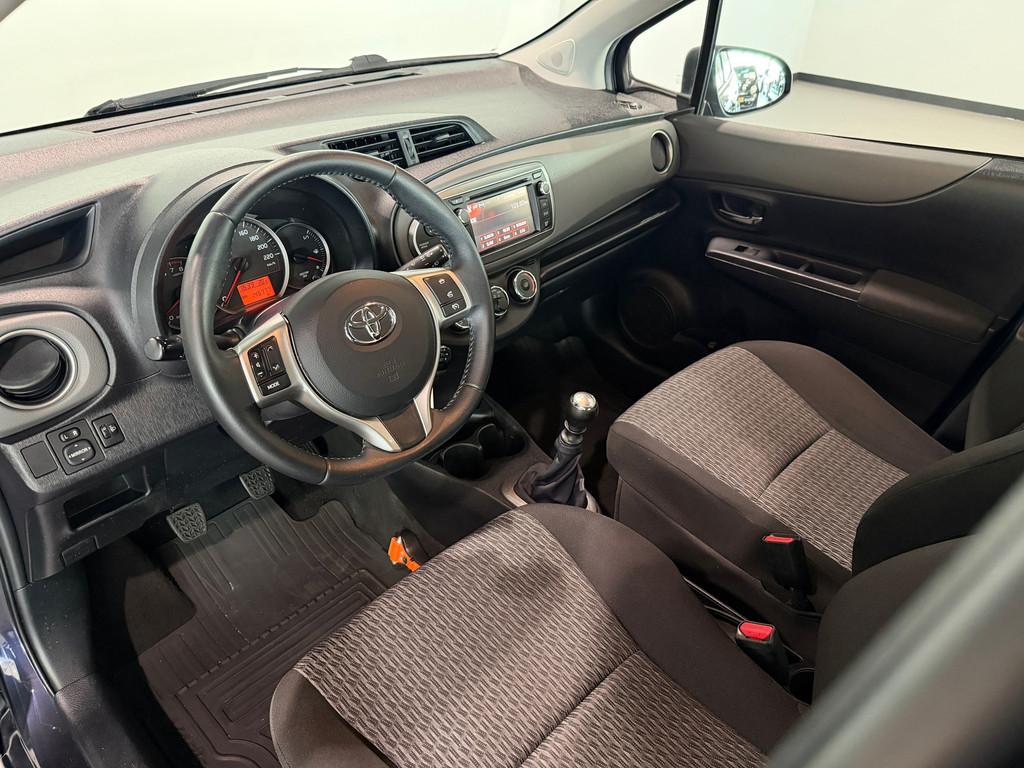 Toyota Yaris 1.3 VVT-i Aspiration Airco|Navigatie|Camera|Blu, Voorwielaandrijving, Euro 5, Stof, Zwart