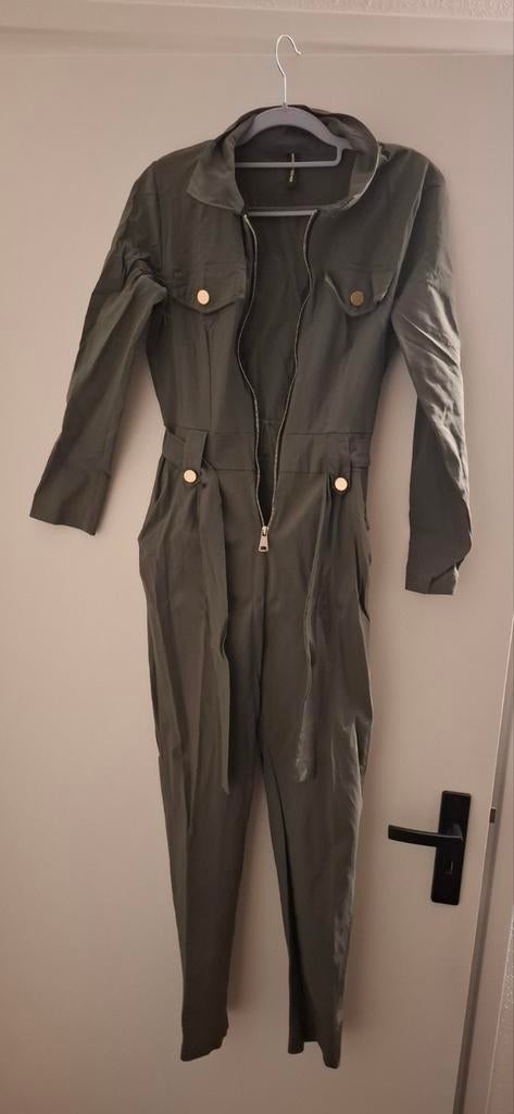 Stijlvolle kaki jumpsuit met gouden details, Kleding | Dames, Jumpsuits, Maat 38/40 (M), Ophalen of Verzenden, Groen, Onbekend