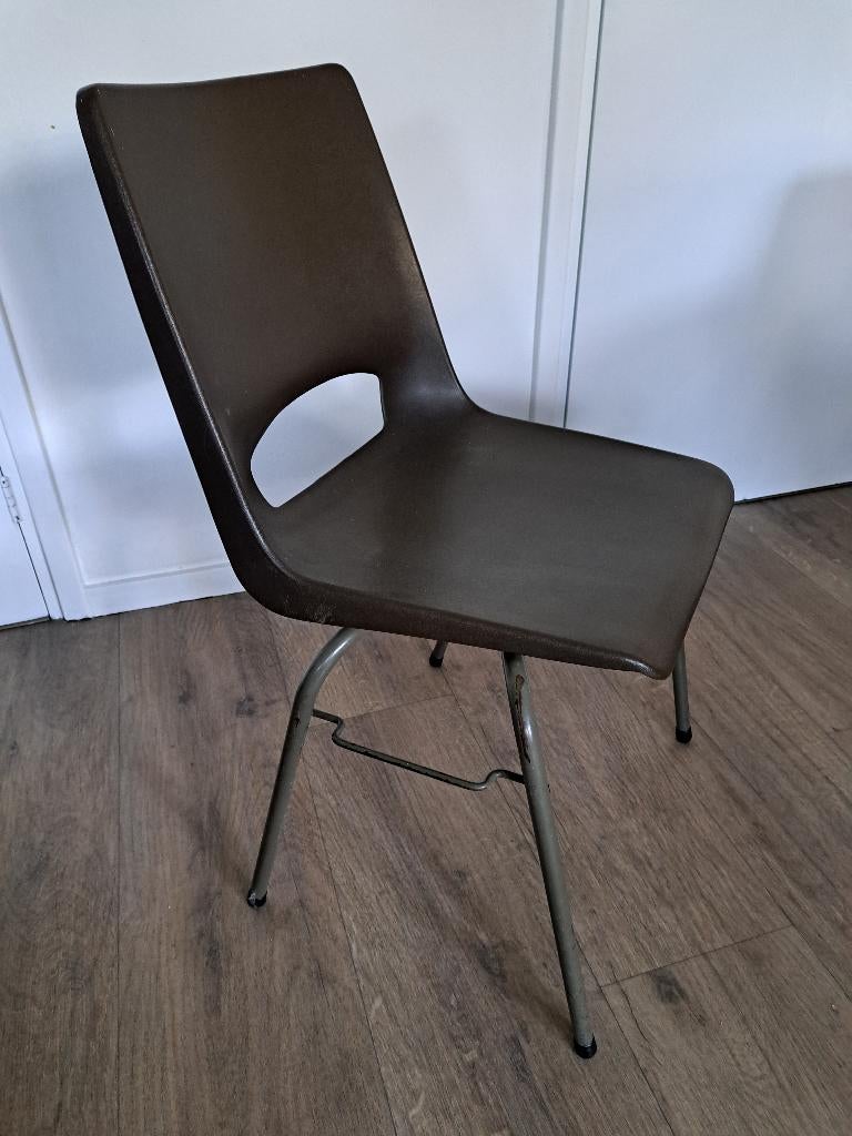 12 stoelen metaal met kunststof zittingen, Huis en Inrichting, Stoelen, Ophalen, Gebruikt, Bruin, Metaal