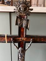 Antiek kruisbeeld met corpus, Ophalen