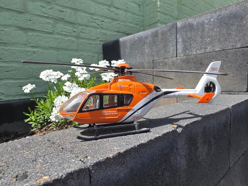 Modelhelikopter Eurocopter EC135 TNT Global Express, Overige merken, 1:72 tot 1:144, Helikopter, Ophalen of Verzenden