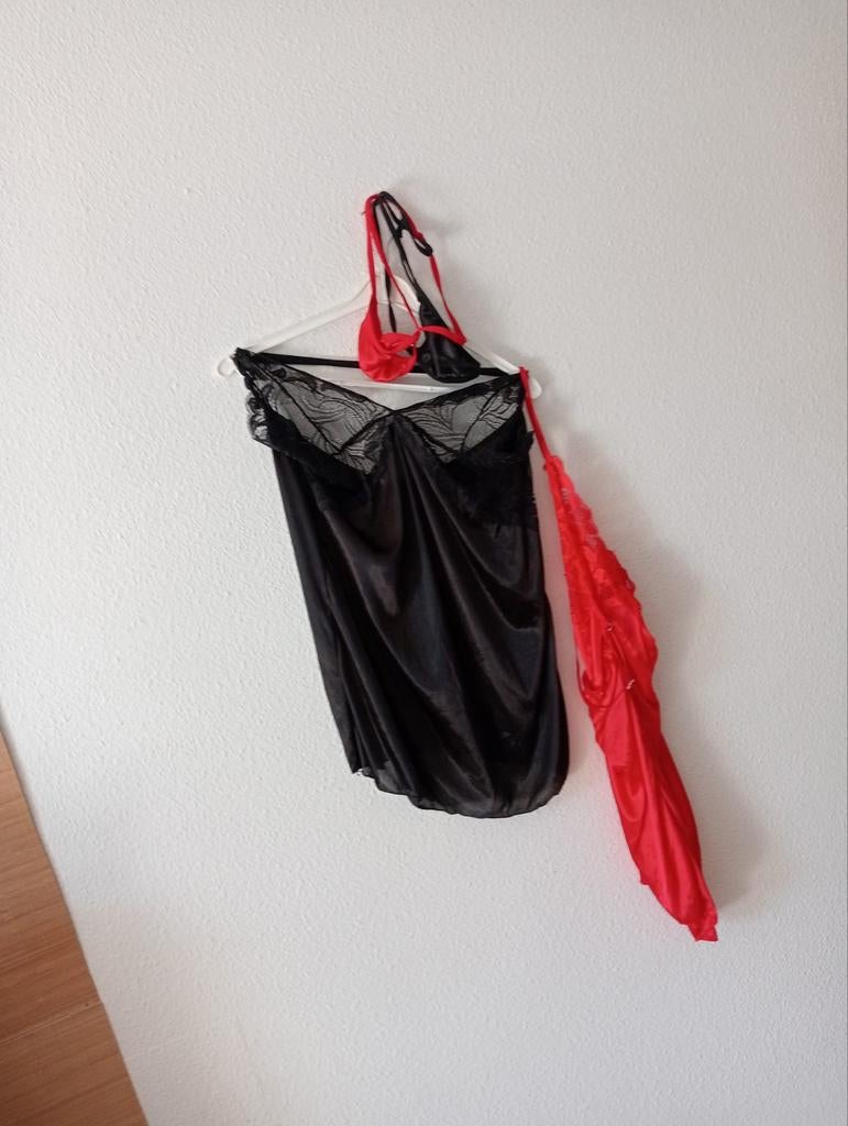 Zwart topje en rood topje plus string setje, Kleding | Dames, Ophalen of Verzenden, Rood