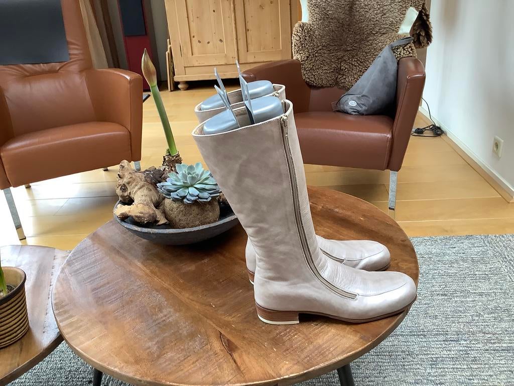 Laarzen champagnekleur Italiaans febrikaat, Ophalen of Verzenden, Zo goed als nieuw, Zwart, Hoge laarzen