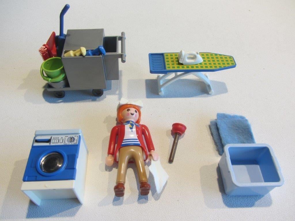 PLAYMOBIL Hotel Kamermeisje + Trolley wasmachine strijkplank, Ophalen of Verzenden, Gebruikt, Los playmobil