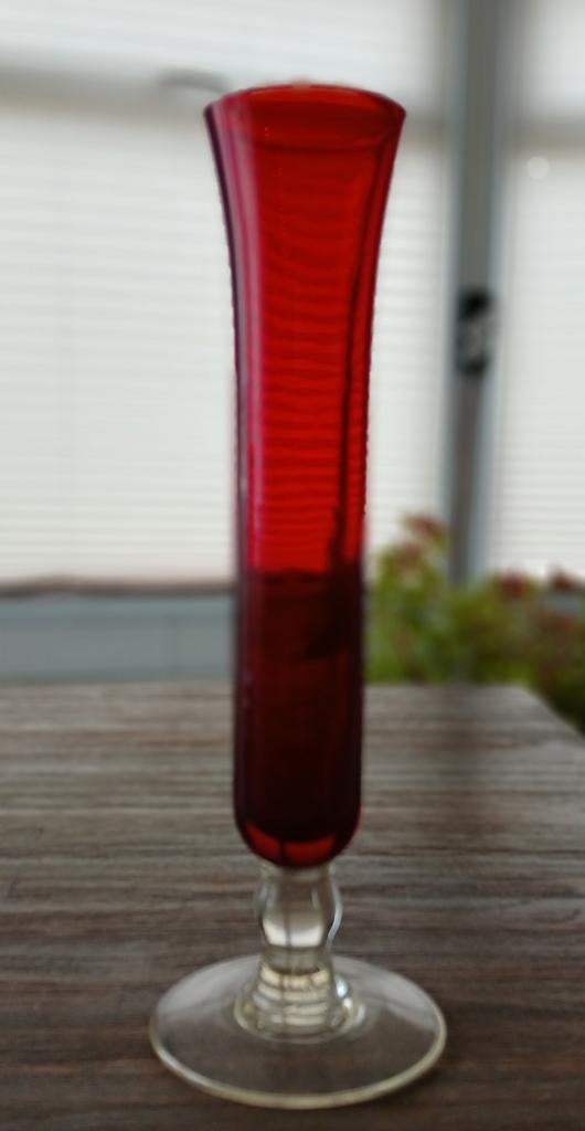 Oud bloemen vaasje rood glas €5,- of 2 zakken paprika chips., Ophalen of Verzenden