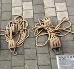 Houten katrollen met orgineel henneptouw., Ophalen