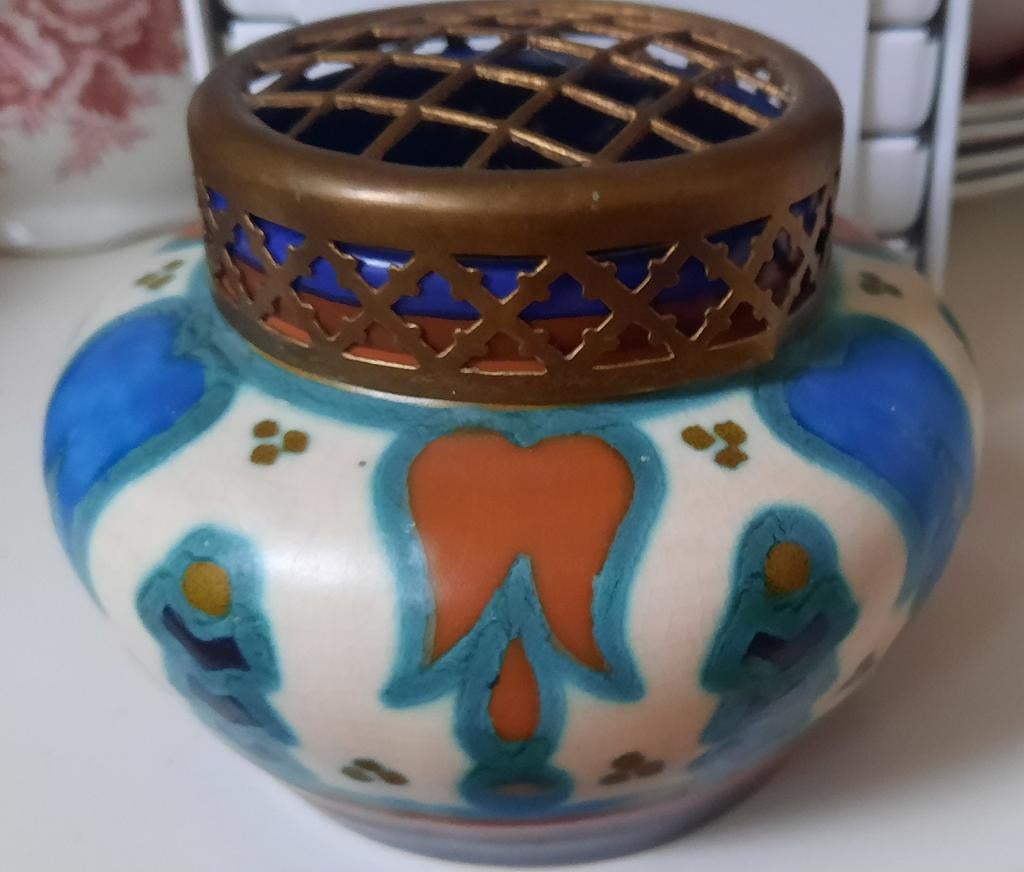 Gouds plateel rozenbowl met koperen bloemverdeler, Antiek en Kunst, Ophalen of Verzenden