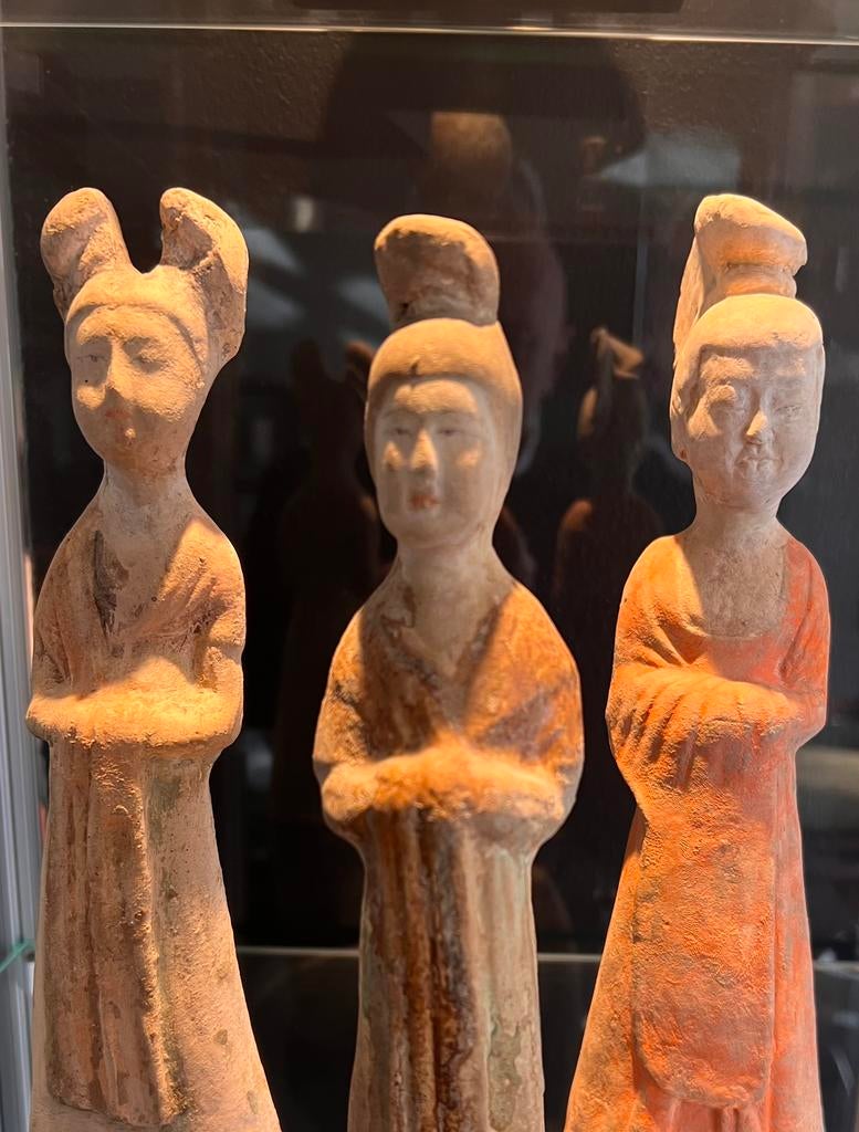 3 TANGVROUWTJES (CHINA) 6e- 9e eeuw na chr., Ophalen