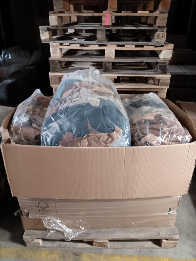 4 pallets leder snijrestanten vanuit onze stoffeerder., Minder dan 3 m³, Ophalen