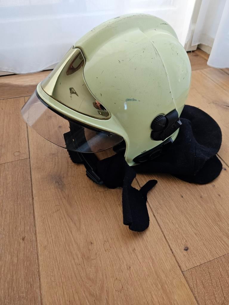 Professionele Brandweerhelm - Gebruikt, Ophalen of Verzenden, Overige soorten, Overige gebieden, Helm of Baret