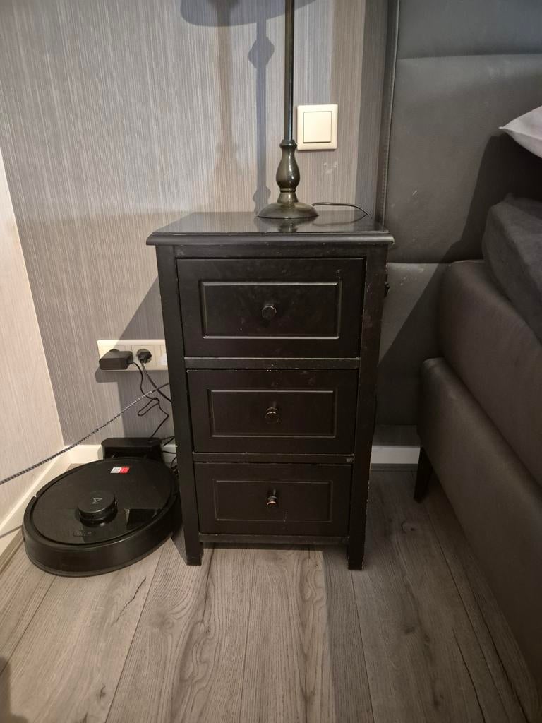 2 zwarte nachtkastjes met 3 lades, Huis en Inrichting, Slaapkamer | Nachtkastjes, Gebruikt, 55 tot 70 cm, Minder dan 45 cm, Hout