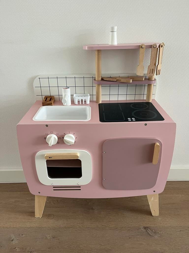 Houten speelgoed keuken met accessoires en schortjes, Ophalen of Verzenden, Gebruikt, Hout, Speelkeuken