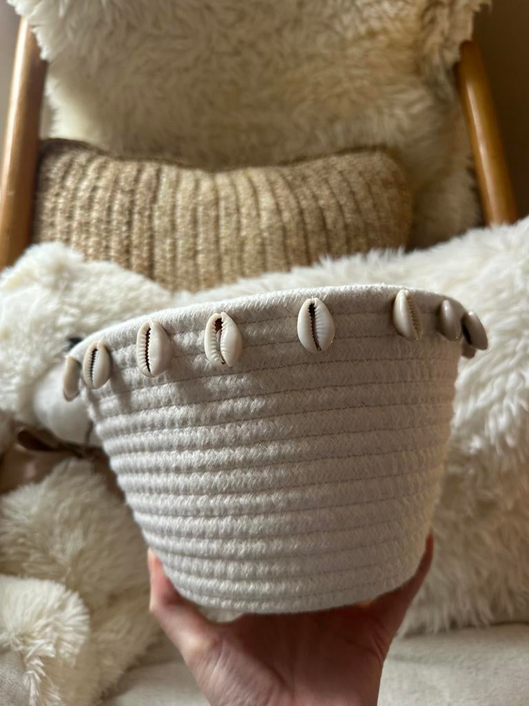 Beige opbergmand met schelpjes aan de rand, Ophalen of Verzenden, Nieuw, Rond, Riet