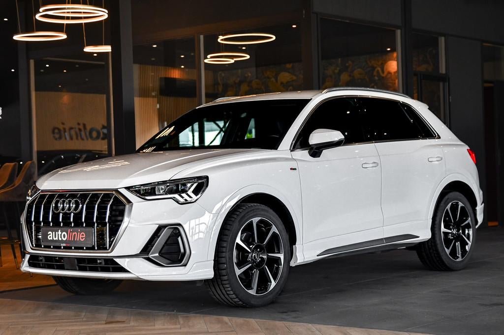 Audi Q3 35 TFSI 3x S-line. ACC, Camera, Matrix, Dodehoek, St, Zwart, 4 cilinders, 150 pk, Wit