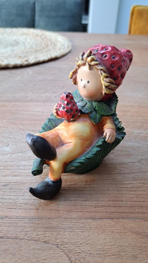 Schattig beeldje van een aardbeienkindje, Verzamelen, Beelden en Beeldjes, Ophalen of Verzenden, Zo goed als nieuw, Mens