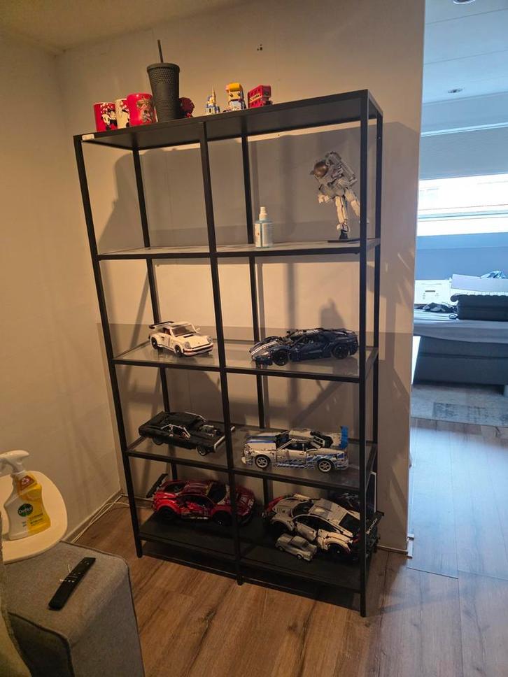 IKEA Vitrinekast - Zwart metaal met glazen planken, Huis en Inrichting, Kasten | Vitrinekasten, Zo goed als nieuw, 150 tot 200 cm