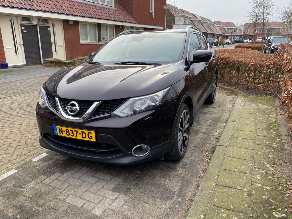 Nissan Qashqai  2016  aubergine Zwart Pano*360CAM*CRUISE, Auto's, Voorwielaandrijving, 4 cilinders, Zwart, 1200 kg