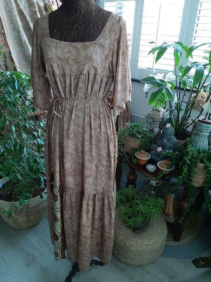 Nieuw!INDIA/HINDI&BINDI/Prachtige zijden jurk/mt L, Kleding | Dames, Jurken, Nieuw, Maat 42/44 (L), Onder de knie, Ophalen of Verzenden