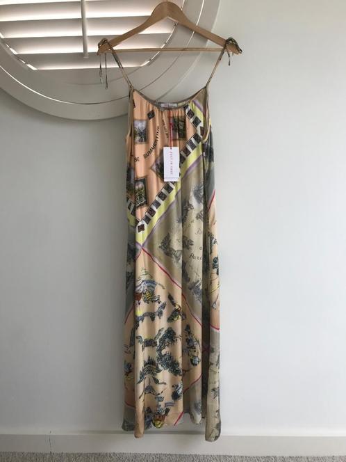 Jurk van Just In Case, maat L (Nieuw), Kleding | Dames, Jurken, Nieuw, Maat 38/40 (M), Beige, Onder de knie, Ophalen of Verzenden