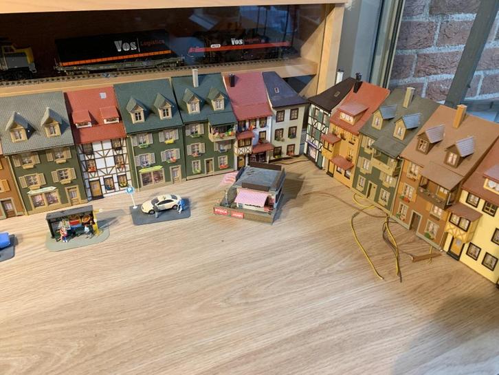 Mooi dorpsplein met toegangspoort  en marktkraampjes, Hobby en Vrije tijd, Modeltreinen | H0, Gebruikt, Brug, Tunnel of Gebouw