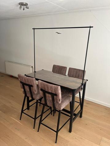 Set Bar table + 4 high chairs beschikbaar voor biedingen