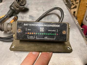 Boordspanningsmeter uit legervoertuig beschikbaar voor biedingen