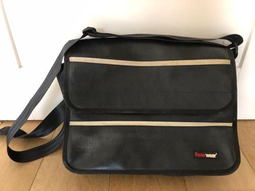 Laptoptas 15”  merk: feuer wear (oude brandslang design), Computers en Software, Laptoptassen, Zo goed als nieuw, Schoudertas