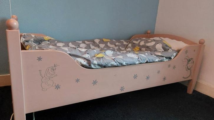Roze peuterbed met sneeuwstickers, Kinderen en Baby's, Kinderkamer | Bedden, Gebruikt, 140 tot 160 cm, 70 tot 85 cm, Matras, Ophalen