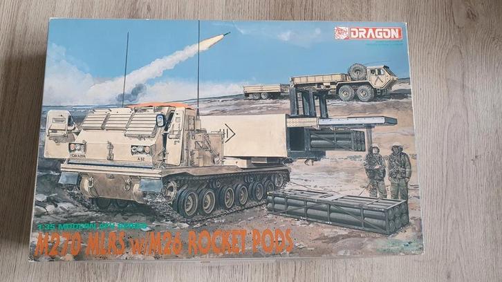 Dragon 1/35 MLRS with rocket pods met Voyager PE set, Hobby en Vrije tijd, Modelbouw | Auto's en Voertuigen, Nieuw, Tank, 1:32 tot 1:50