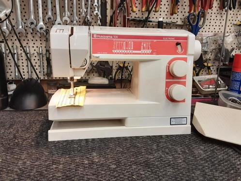 HUSQVARNA 109 NAAIMACHINE, Hobby en Vrije tijd, Naaimachines en Toebehoren, Gebruikt, Husqvarna, Ophalen of Verzenden