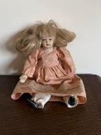 Schattig porseleinen popje met stoffen lijfje, Ophalen of Verzenden, Gebruikt, Pop